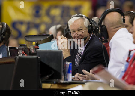 Madison, WI, Stati Uniti d'America. 5 Dic, 2015. Bill Raftery durante il NCAA pallacanestro tra il Tempio di gufi e il Wisconsin Badgers a Kohl Center a Madison, WI. Wisconsin sconfitto Tempio 76-60. John Fisher/CSM/Alamy Live News Foto Stock