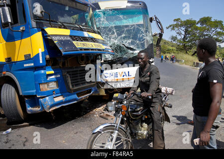 Collisione sulla strada di montagna tra Djougou (Benin) e Atakpame (Togo), Africa occidentale Foto Stock