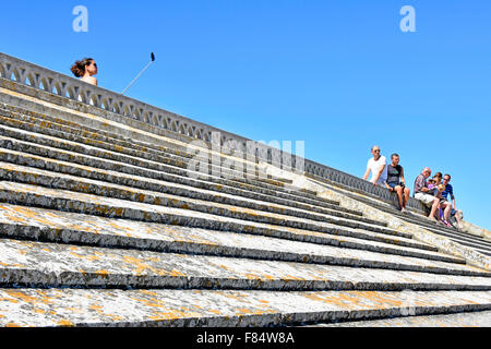 Donna prendendo un selfie picture & holiday turisti pagano per visite turistiche sul tetto della chiesa Les Saintes-Maries-de-la-Mer a Saintes Maries de la Mer Foto Stock