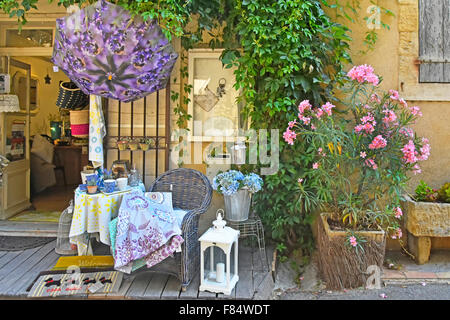 Lourmarin villaggio francese del Luberon area della Provenza piccolo shopfront & display sul marciapiede in una strada stretta Francia Foto Stock