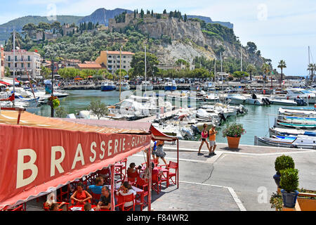 Cartello Cassis France Provence Brasserie sul tetto del ristorante sul porto, castello convertito in cima alla scogliera, Chateau De Cassis oltre Bouches-du-Rhône Foto Stock