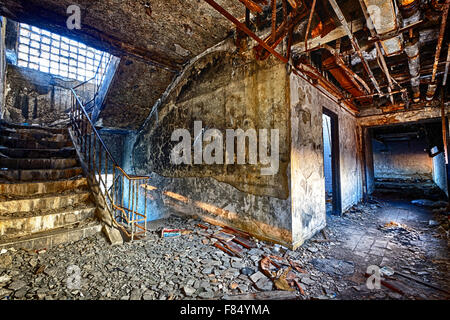 Vecchio rudere abbandonato danni di fabbrica edificio all interno Foto Stock