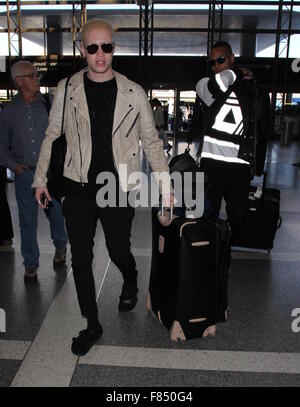 Modello di Albino Shaun Ross si discosta su un volo dall'Aeroporto Internazionale di Los Angeles (LAX) dotata di: Shaun Ross dove: Los Angeles, California, Stati Uniti quando: 05 Nov 2015 Foto Stock