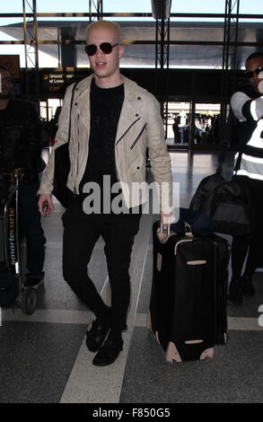 Modello di Albino Shaun Ross si discosta su un volo dall'Aeroporto Internazionale di Los Angeles (LAX) dotata di: Shaun Ross dove: Los Angeles, California, Stati Uniti quando: 05 Nov 2015 Foto Stock