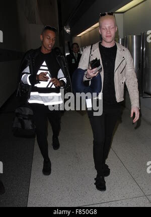 Modello di Albino Shaun Ross si discosta su un volo dall'Aeroporto Internazionale di Los Angeles (LAX) dotata di: Shaun Ross dove: Los Angeles, California, Stati Uniti quando: 05 Nov 2015 Foto Stock