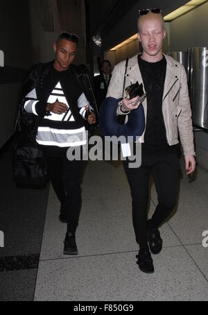 Modello di Albino Shaun Ross si discosta su un volo dall'Aeroporto Internazionale di Los Angeles (LAX) dotata di: Shaun Ross dove: Los Angeles, California, Stati Uniti quando: 05 Nov 2015 Foto Stock