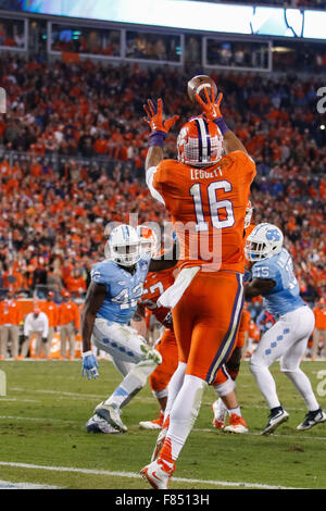 Charlotte, NC, Stati Uniti d'America. 5 Dic, 2015. manualmente l'estremità Giordania Leggett (16) del Clemson Tigers rende la cattura per andare avanti il touchdown prima del tempo di emisaturazione del campionato ACC tra il North Carolina Tar Heels e la Clemson Tigers presso la Bank of America Stadium di Charlotte, NC. Scott Kinser/CSM/Alamy Live News Foto Stock