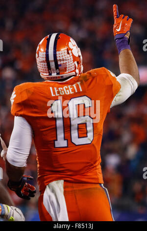 Charlotte, NC, Stati Uniti d'America. 5 Dic, 2015. manualmente l'estremità Giordania Leggett (16) del Clemson Tigers celebra il suo touchdown prima del tempo di emisaturazione del campionato ACC tra il North Carolina Tar Heels e la Clemson Tigers presso la Bank of America Stadium di Charlotte, NC. Scott Kinser/CSM/Alamy Live News Foto Stock