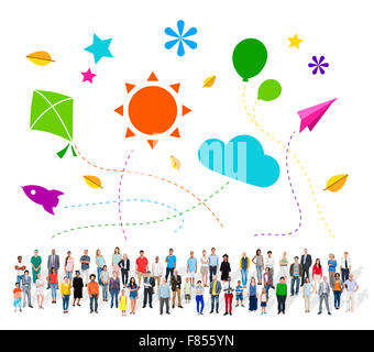 Un folto gruppo di persone multietnica con i simboli per il tempo libero Foto Stock