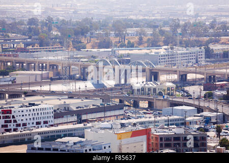 Fiume di Los Angeles con cityscape visualizzare durante il giorno Foto Stock