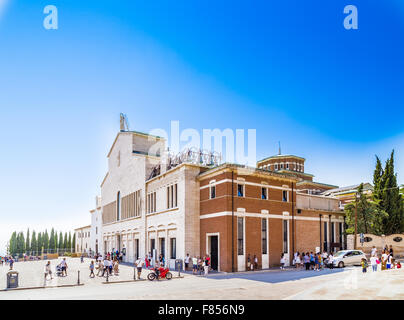 Vista esterna della chiesa di Santa Maria delle Grazie, nel Santuario di San Padre Pio da Pietrelcina a San Giovanni Rotond Foto Stock