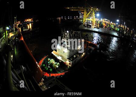 Risoluzione Joides. 5 Dic, 2015. Negli Stati Uniti la nave di perforazione JOIDES risoluzione si allontani dalla porta di Colombo in Sri Lanka, Dicembre 5, 2015. Il sabato notte alcuni 30 scienziati di 12 paesi indicati su una missione di esplorazione a sud-ovest dell'Oceano Indiano a bordo della risoluzione JOIDES, come parte dell'Oceano internazionale scoperta (programma IODP). L'IODP è il più grande del mondo geoscience programma di ricerca con 26 paesi nella sua appartenenza. © Zhang Jiansong/Xinhua/Alamy Live News Foto Stock