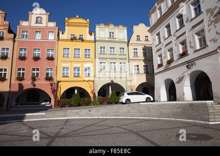 Città di Jelenia Gora in Polonia, dalla Piazza del Mercato della Città Vecchia, case storiche con portici e gables, Bassa Slesia voivodato. Foto Stock
