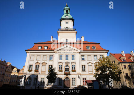 Palazzo Comunale, punto di riferimento della città situato a Jelenia Gora, Polonia, architettura classica dal XVIII secolo. Foto Stock