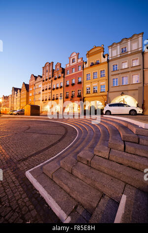 Città di Jelenia Gora in Polonia, dalla Piazza del Mercato della Città Vecchia con capanna case storiche al crepuscolo, Bassa Slesia voivodato. Foto Stock