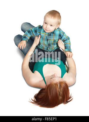 Felice madre con suo figlio. Isolato su bianco Foto Stock