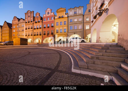 Città di Jelenia Gora in Polonia, dalla Piazza del Mercato della Città Vecchia con capanna casamenti storiche case durante la notte, Bassa Slesia voivodato. Foto Stock