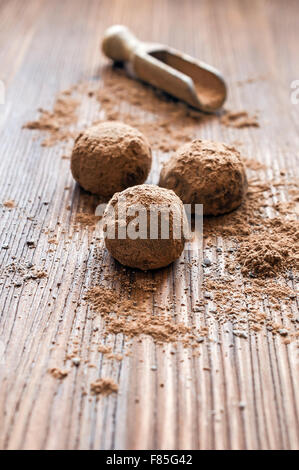 Tartufi dolci su sfondo di legno Foto Stock