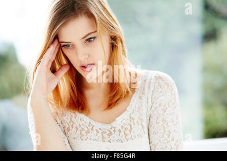 Triste cercando girl Foto Stock