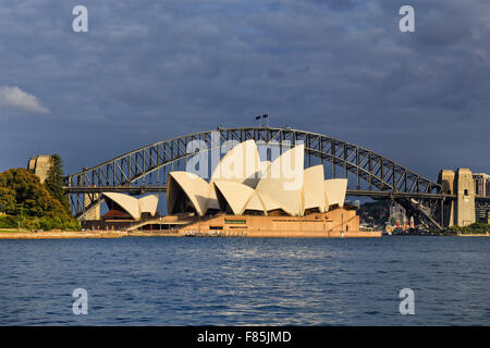 SYDNEY, Australia, 22 novembe 2015 - Sydney Opera House e il Ponte del Porto di Sydney a sunrise. Iconica e famosa in tutto il mondo Foto Stock