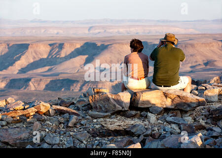 I turisti alla tomaia il Fish River Canyon - vicino a Fish River Lodge - Regione di Karas, Namibia, Africa Foto Stock