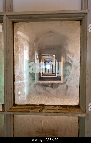 Finestra ospedale di framing corridoio in Kolmanskop Ghost Town - Luderitz, Namibia, Africa Foto Stock