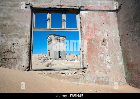 Finestra di rovine di framing in Kolmanskop Ghost Town - Luderitz, Namibia, Africa Foto Stock