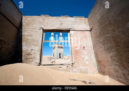 Finestra di rovine di framing in Kolmanskop Ghost Town - Luderitz, Namibia, Africa Foto Stock