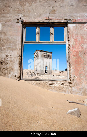 Finestra di rovine di framing in Kolmanskop Ghost Town - Luderitz, Namibia, Africa Foto Stock