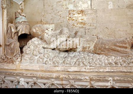 Dettaglio della tomba medievale di Sir Oliver de Ingham nella chiesa parrocchiale di Santa Trinità a Ingham, Norfolk, Inghilterra, Regno Unito. Foto Stock