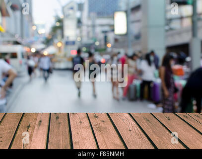 Parte superiore in legno sfocato di camminare sulla strada dello sfondo. prodotto modello di display. Foto Stock