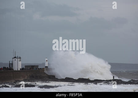 Porthcawl, Wales, Regno Unito. Il 5 dicembre 2015. Onde enormi crash sopra il faro in Porthcawl, nel Galles del Sud come tempesta Desmond colpisce la zona. Credito: Polly Thomas/Alamy Live News Foto Stock