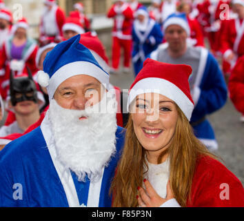 Liverpool, Merseyside Regno Unito 6 dicembre, 2015. Un felice Brian Kempson dopo la sua fidanzata, Leila Kelley da Halewood, accetta la sua proposta di matrimonio. Brian ha proposto in giù su un ginocchio come il Liverpool Santa Dash corse giù Churchill Way. Il suo gesto romantico è stato salutato da saluti da migliaia di guide di scorrimento. Il Medicash Santa Dash corso inizia e termina nel centro di Liverpool con un 5K route inizio al Pier Head sul Canada Boulevard di fronte al fegato edifici. Essa termina davanti al Municipio di Castle Street. Credito: Mar fotografico/Alamy Live News Foto Stock