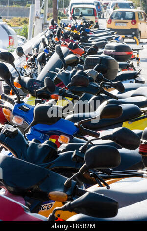 Santorini. Vista lungo la fila di molte moto e scooters parcheggiata vicino, che mostra gli specchietti, sedili e il manubrio. Foto Stock