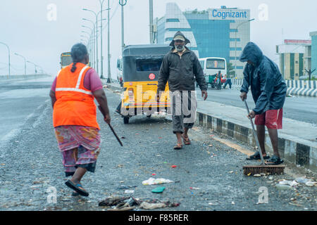 Chennai, India. 6 dicembre, 2015. Il lavoro di pulizia viene eseguita sulle strade e volare overs dove la registrazione di acqua era lì per circa 6 ft. Credito: G Venkatesh/Alamy Live News Foto Stock