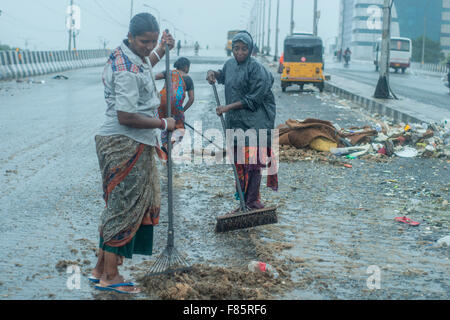 Chennai, India. 6 dicembre, 2015. Il lavoro di pulizia viene eseguita sulle strade e volare overs dove la registrazione di acqua era lì per circa 6 ft. Credito: G Venkatesh/Alamy Live News Foto Stock