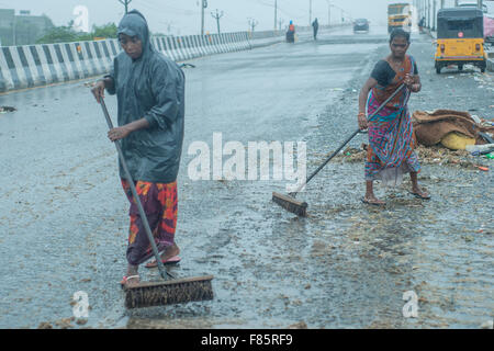 6 dicembre 2015, lavori di pulizia essendo eseguita sulle strade e volare overs dove la registrazione di acqua era lì per circa 6 ft. Foto Stock