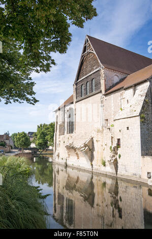 La vecchia chiesa collegiata di Sant'Andrea, che si riflette nel fiume Eure, Chartres, Eure-et-Loir, Francia, Europa Foto Stock