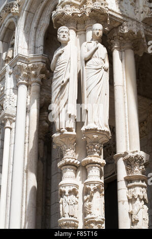 Colonna esterna statue sul portale nord della cattedrale di Chartres, Eure-et-Loir, Francia, Europa Foto Stock