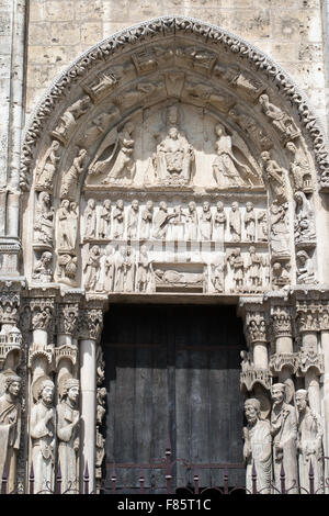 Il timpano di destra raffigura l incarnazione con Madonna e Bambino la cattedrale di Chartres west transetto, Eure-et-Loir, Francia, Europa Foto Stock