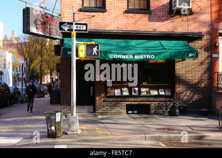 L'angolo di Bistro, 331 West 4 St, New York, NY. esterno alla vetrina di un bar e di un ristorante nel villaggio di Greenwich quartiere di Manhattan. Foto Stock