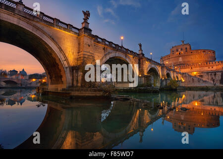 Roma. Immagine del castello di Santo Angelo e di Santo Angelo ponte sopra il fiume Tevere a Roma al tramonto. Foto Stock