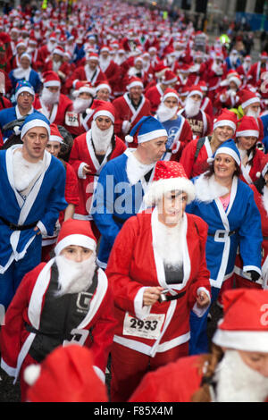 Liverpool, Merseyside Regno Unito 6 dicembre, 2015. Il Medicash Santa Dash corso inizia e termina nel centro di Liverpool con un 5K route inizio presso la Santa Dash sul Canada Boulevard di fronte al fegato edifici. Essa termina davanti al Municipio di Castle Street. Gli organizzatori del Liverpool Santa Dash aveva detto che essi possono cadere la carità eseguire a causa dei crescenti spese del Consiglio, con l'evento coordinatori BTR pagando Liverpool Liverpool City Council più di £17.000 di scena questo anno la gara. Credito: Cernan Elias/Alamy Live News Foto Stock