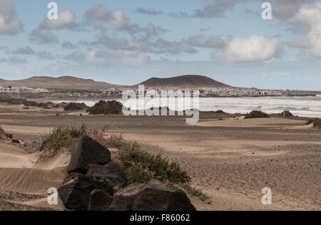 Ventoso spiaggia di Famara, Lanzarote Foto Stock