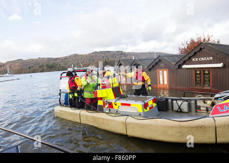 Lago di Windermere, Cumbria, Regno Unito. 6 dicembre, 2015. Gravi inondazioni. Lago di Windermere inondati oltre al record - per un paio di ore sopra il precedente record Bowness Bay domenica mattina passeggiata a mare e la strada principale allagata. Lago di Windermere Crociere & Lago operaio rescue anziana signora bloccato a Royal Grange sul Lago di Windermere chi ha il cancro è è in esecuzione di droga e ha bisogno di essere ricoverati in ospedale a Newcastle questo pomeriggio Credito: Gordon Shoosmith/Alamy Live News Foto Stock