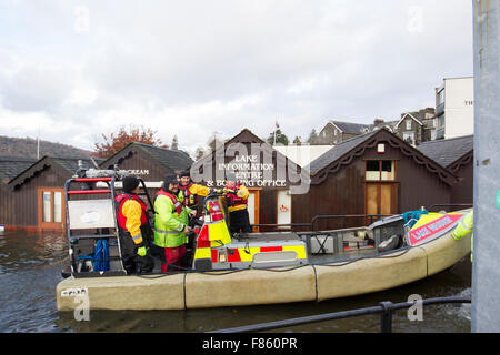 Lago di Windermere, Cumbria, Regno Unito. 6 dicembre, 2015. Gravi inondazioni. Lago di Windermere inondati oltre al record - per un paio di ore sopra il precedente record Bowness Bay domenica mattina passeggiata a mare e la strada principale allagata. Lago di Windermere Crociere & Lago operaio rescue anziana signora bloccato a Royal Grange sul Lago di Windermere chi ha il cancro è è in esecuzione di droga e ha bisogno di essere ricoverati in ospedale a Newcastle questo pomeriggio Credito: Gordon Shoosmith/Alamy Live News Foto Stock