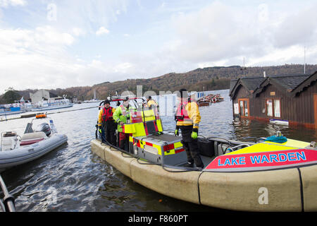 Lago di Windermere, Cumbria, Regno Unito. 6 dicembre, 2015. Gravi inondazioni. Lago di Windermere inondati oltre al record - per un paio di ore sopra il precedente record Bowness Bay domenica mattina passeggiata a mare e la strada principale allagata. Lago di Windermere Crociere & Lago operaio rescue anziana signora bloccato a Royal Grange sul Lago di Windermere chi ha il cancro è è in esecuzione di droga e ha bisogno di essere ricoverati in ospedale a Newcastle questo pomeriggio Credito: Gordon Shoosmith/Alamy Live News Foto Stock