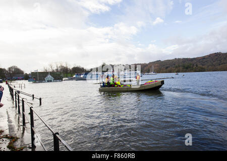 Lago di Windermere, Cumbria, Regno Unito. 6 dicembre, 2015. Gravi inondazioni. Lago di Windermere flloded oltre al record - per un paio di ore sopra il record previos Bowness Bay domenica mattina il lungomare e la strada principale di credito floode: Gordon Shoosmith/Alamy Live News Foto Stock