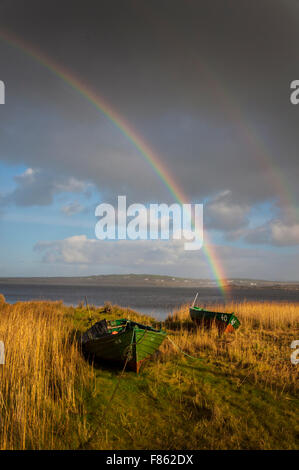 Ardara, County Donegal, Irlanda Meteo. Il 6 dicembre 2015. Dopo due giorni di pioggia incessante durante la tempesta Desmond un arcobaleno appare più di canneti e barche di pescatori sulla costa occidentale. Credito: Richard Wayman/Alamy Live News Foto Stock