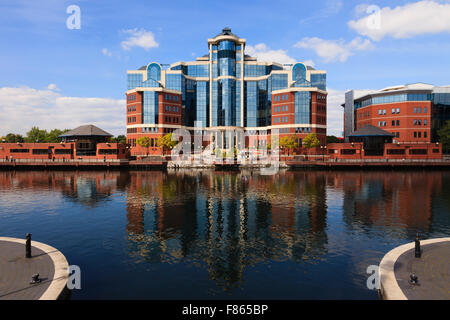 Victoria Harbour edificio dal Mariner's Canal in risviluppata dockland. Salford Quays Greater Manchester Inghilterra UK Gran Bretagna Foto Stock